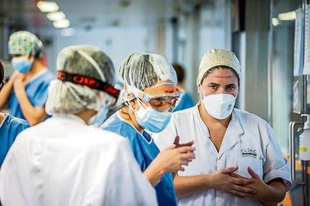 04 - 11 - 2020 / Barcelona - Hospital Clínic / UCI dedicada al covid donde normalmente hay la UCI de cardio / Foto: Llibert Teixidó - Personal Sanitario - Enfermeras - Enfermeros - Médicos - Sanitarios - Marcas que dejan las gafas de proteccion -