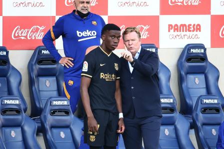 Koeman charlando con Ilaix Moriba