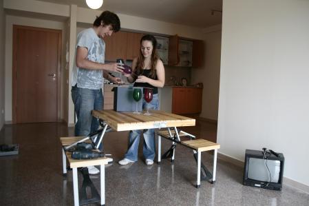 Dos jóvenes durante una mudanza