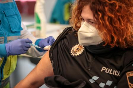 Vacunación de agentes de la Policía en el estadio Wuanda Metropolitano de Madrid