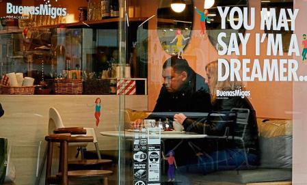 GRAFCAT2129. BARCELONA, 26/04/2021.- Vista del centro comercial Glories de Barcelona, este lunes, cuando Cataluña ha levantado desde el confinamiento comarcal, por lo que se permite a la población desplazarse por toda la región, y se ha autorizado la reapertura de los bares y restaurantes que están en el interior de los centros comerciales, en el mismo régimen que el resto de la restauración: de 7.30 a 17.00 horas. EFE/Alejandro García