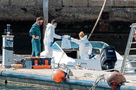 GRAFCAN8264. SANTA CRUZ DE TENERIFE (ESPAÑA), 29/04/2021.-- La Policía Científica analiza una embarcación en la base de la Guardia Civil de la dársena pesquera de Santa Cruz de Tenerife, propiedad al parecer del hombre desaparecido con sus dos hijas y que fue hallada en alta mar sin sus ocupantes. EFE/Ramón de la Rocha