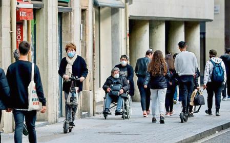FOTO ALEX GARCIA PATINETES ELECTRICOS Y BICICLETAS SE SALTAN LA NORMATIVA EN EL CENTRO DE BARCELONA 2021/04/20