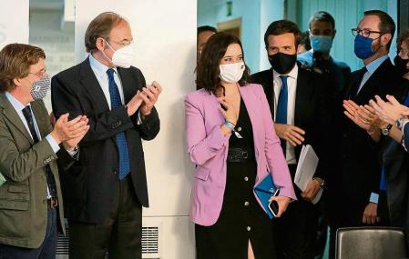 Madrid (Spain), 05/05/2021.- A handout picture provided by People's Party shows PP's leader, Pablo Casado (C-R), with Madrid's regional president, Isabel Diaz Ayuso (C-L), upon arrival at the National Executive Committee at the party's headquarters in Madrid, central Spain, 05 May 2021, a day after the victory of Diaz Ayuso in the Madrid elections, a few seats from the absolute majority. (Elecciones, España) EFE/EPA/DAVID MUDARRA / PP / HANDOUT HANDOUT/ EDITORIAL USE ONLY/ NO SALES HANDOUT EDITORIAL USE ONLY/NO SALES