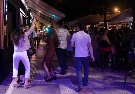 Varias personas en la terraza de un bar en la primera noche sin toque de queda tras el fin del estado de alarma, a 09 de mayo de 2021, en Sevilla (Andalucía, España). Andalucía pone fin desde este domingo, al decaer el estado de alarma a nivel nacional, al toque de queda que ha estado vigente desde las 23,00 a las 6,00 horas, mientras que permitirá la apertura del sector de la hostelería hasta las 00,00 horas y la reapertura, después de más de un año de cierre, del ocio nocturno, como los pubs y discotecas, hasta las 2,00 horas.
09 MAYO 2021
María José López / Europa Press
08/05/2021