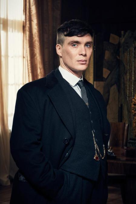 Cillian Murphy y su corte estilo 'Peaky Blinders' extraían una bala o te cosían las heridas tras una pelea al estilo Peaky Blinders, serie que ha puesto muy de moda en la capital británica un corte de pelo y un afeitado muy particular. Curiosamente, el mismo