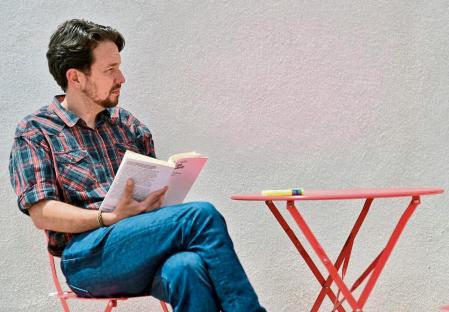 El exsecretario general de Podemos, Pablo Iglesias, lee un libro tras cortarse el pelo y dejar atrás su icónica coleta. DANI GAGO 12/05/2021