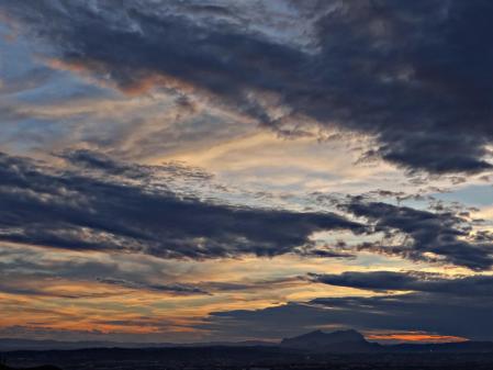 Atardecer desde Sant Fost de Campsentelles con vistas a Montserrat y la plana Vallesana.