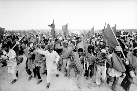 Manifestantes en la Marcha Verde hacia el Sáhara Occidental, 6 de noviembre de 1975
