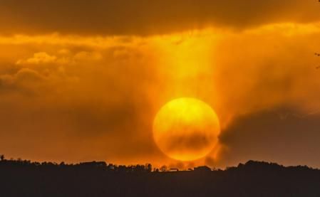 Atardecer en los alrededores de la ermita de Santa Llúcia de Sobremunt.