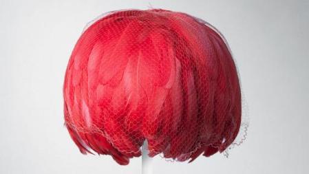 Modelo 30, agosto de 1963
Grosse toque coq rouge
Casquete: plumas de gallo cubiertas con velo
de tul, sobre estructura de esparterina
Etiqueta «BALENCIAGA», París
Donación Silvia de Cuevas, 2000.