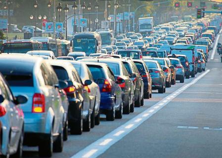 05.10.2012, Barcelona Carrils BUS d entrada a la ciutat de Barcelona en hora punta del mati. Entrada por la avenida Diagonal, atasco, ciudad, polucion, contaminacion, stress, estres, se#{emoji}150;alizacion vertical, foto: Jordi Play