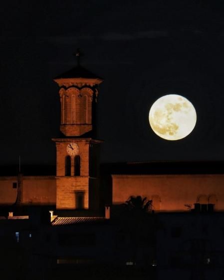 Superluna de las flores vista en Sant Jordi, Mallorca.