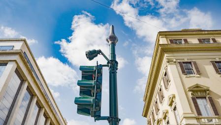 Los semáforos con cámara suelen estar ubicados junto a los pasos de peatones&nbsp;