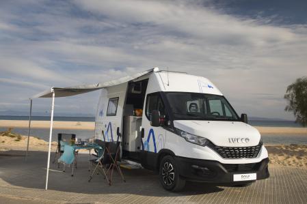 Iveco Daily Camper puede equipar un toldo para proteger del sol cuando se realiza una acampada