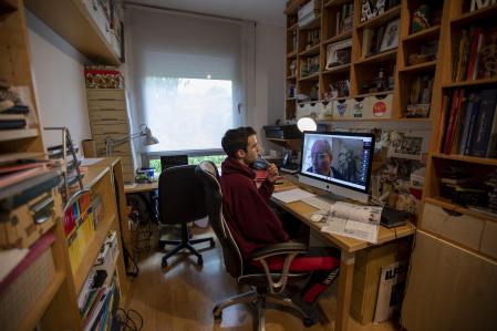 Un estudiante asiste a una clase desde su casa durante el confinamiento