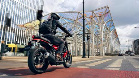 Los motoristas siempre deben ir adecuadamente equipados (casco, guantes y chaqueta) para circular por la carretera&nbsp;