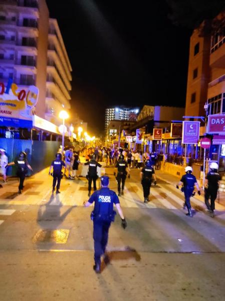 La policía dispersó a jóvenes de botellón en la llamada calle del Jamón, centro del turismo de borrachera.
