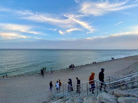 Jóvenes en el paseo marítimo de Dajla