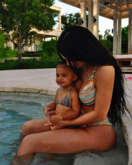 Kylie Jenner y Stormi en su casa de Los Ángeles