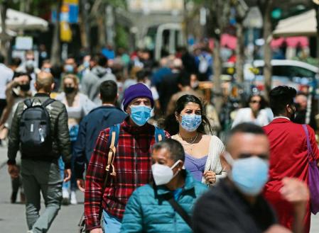 Varias personas caminan en Gran Vía durante el primer día laboral tras el estado de alarma, a 10 de mayo de 2021, en Madrid (España). Tras el fin del segundo estado de alarma, que tuvo lugar ayer domingo 9 de mayo, la Comunidad de Madrid ha eliminado el cierre perimetral y el toque de queda, pero mantiene las limitaciones en zonas básicas de salud y retrasa los cierres: los comerciales a las 23:00 y hostelería a las 00:00 horas. Por otra parte, la Consejería de Sanidad recomienda que la participación en agrupaciones de personas para el desarrollo de cualquier actividad o evento de carácter familiar, social o lúdico, tanto en la vía pública como en espacios públicos, se limite a un número máximo de seis personas salvo que se trate de convivientes. En Madrid se mantiene además la obligatoriedad del uso de mascarilla. 10 MAYO 2021;VIAJES;ESTADO DE ALARMA;FIN ESTADO DE ALARMA;MASCARILLA;TIENDAS;COMERCIO Cézaro De Luca / Europa Press 10/05/2021