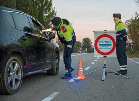 FOTO: MANÉ ESPINOSA. CONTROL DE ALCOHOLEMIA Y DROGAS EN LA CARRETERA BV1414 DE SANT CUGAT A SABADELL REALIZADA POR MOSSOS