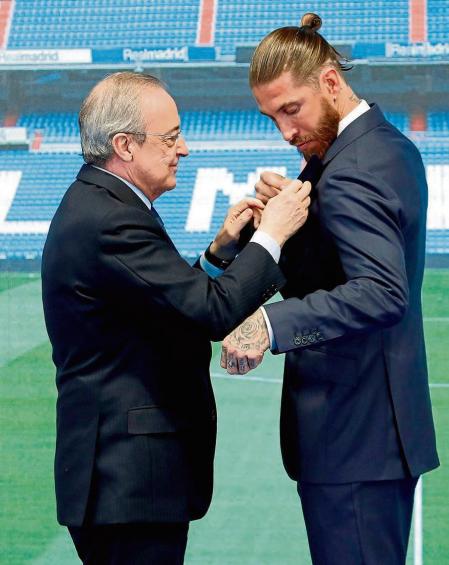 GRAF2362. MADRID, 17/06/2021.- El central sevillano Sergio Ramos y el presidente del Real Madrid, Florentino Pérez, durante el acto de homenaje y despedida del jugador celebrado este jueves. Ramos deja el Real Madrid tras 16 temporadas defendiendo el escudo blanco. EFE/ Real Madrid.com - SOLO USO EDITORIAL/SOLO DISPONIBLE PARA ILUSTRAR LA NOTICIA QUE ACOMPAÑA (CRÉDITO OBLIGATORIO) -
