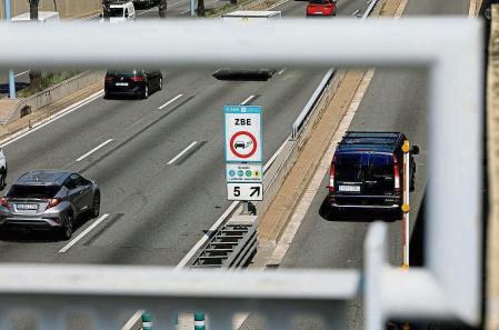 foto XAVIER CERVRA 15/09/2020 ZBE (zona de baixes emisions) presente ,por ejemplo, en la ronda de dalt ;por la altura de passeig vall d hebron .Hoy entra en vigor, después del aplazamiento por la Covid-19, la aplicación de multas a los vehículos más contaminantes que circulen por la zona de bajas emisiones (ZBE). Las sanciones, de 100 a 500 euros en función de la infracción y el tipo de vehículo, debían comenzar a ser efectivas en abril, pero el confinamiento retrasó hasta la vuelta a la escuela esta medida. Los vehículos afectados por las restricciones de circulación son las que no tienen derecho a distintivo ambiental de la DGT (0, Eco, C y B) y no pueden circular por el ámbito de la ZBE entre las siete de la mañana y las ocho de la tarde los días laborables. Para algunos vehículos antiguos, se mantiene el veto.