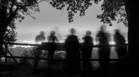 Contemplando el paisaje de Vic desde lo alto de Sant Sebastià.