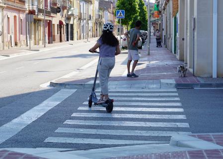Los desplazamientos en patinete eléctrico deben realizarse por la calzada y el carril bici, nunca por la acera&nbsp;