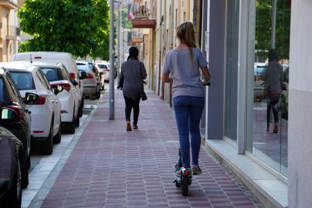 Los desplazamientos en patinete eléctrico deben realizarse por la calzada y el carril bici, nunca por la acera 