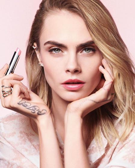 La modelo Cara Delevingne con un labial de Dior
