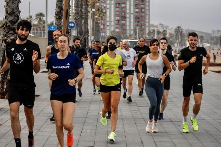 gente haciendod eporte playa barcelona sin mascarilla