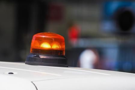 Luz de emergencia V-16 colocada encima del coche&nbsp;