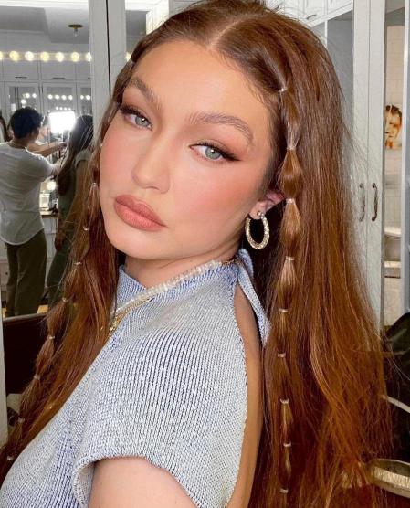 Gigi Hadid con el peinado noventero