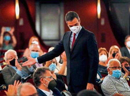 GRAFCAT5159. BARCELONA, 21/06/2021.- El presidente del Gobierno, Pedro Sánchez, a su salida del Teatre del Liceu de Barcelona donde ha pronunciado una conferencia ante representantes políticos y de la sociedad civil, en vísperas de los posibles indultos a los líderes del procés presos. EFE/Toni Albir
