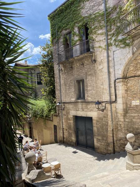 Recorriendo la Pujada de Sant Domènec, en Girona.