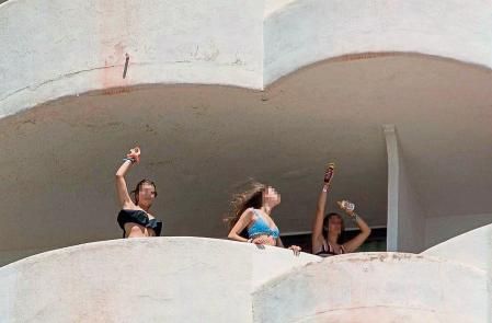 PALMA DE MALLORCA, 30/06/2021.- Tres jóvenes que se encuentran en aislamiento tras tener relación directa o indirecta con el brote por covid de un viaje de estudios en Mallorca, bailan en la terraza de una habitación del hotel. EFE/ATIENZA