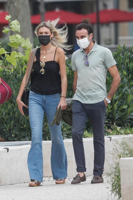 Enrique Ponce y Ana Soria, de paseo por las calles de Nimes.