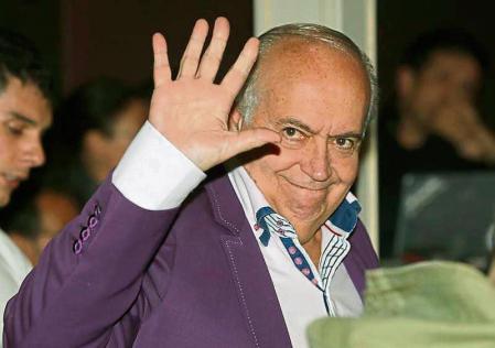 GRA400. ARANJUEZ (MADRID), 29/06/2021.- Fotografía de archivo del pasado 10 de noviembre de 2016 que muestra al empresario y humorista José Luis Moreno a su llegada al concierto que Isabel Pantoja en el Teatro Real de Aranjuez. La Policía Nacional ha detenido al empresario José Luis Moreno en una operación que sigue abierta contra una red internacional de malversación y blanqueo de capitales, según han informado a Efe fuentes policiales. EFE/Archivo / JuanJo Martín