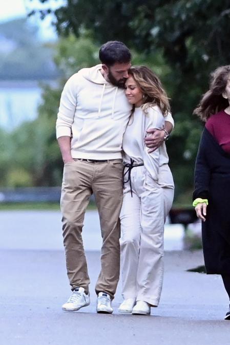 Jennifer Lopez y Ben Affleck abrazados durante el paseo que dieron por la playa de los Hamptons, en Nueva York