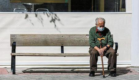 Jubilado tomando el sol en la zona de carabanchel