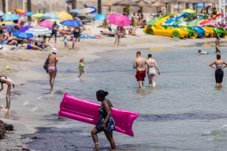 Turistas disfrutan del sol en la playa de Peguera, el jueves 8 de julio del 2021 en el municipio mallorquín de Calvià