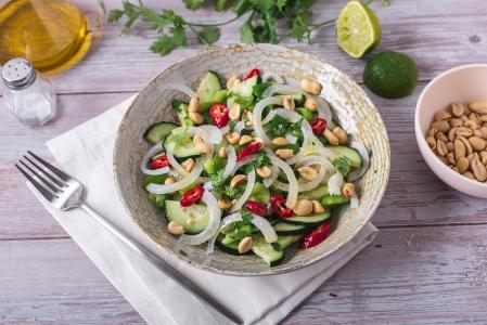 Ensalada thailandesa de pepino, cilantro y cacahuete