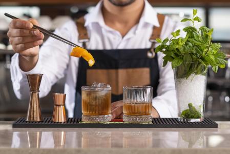 Cóctel preparado por un bartender en un bar de la ciudad