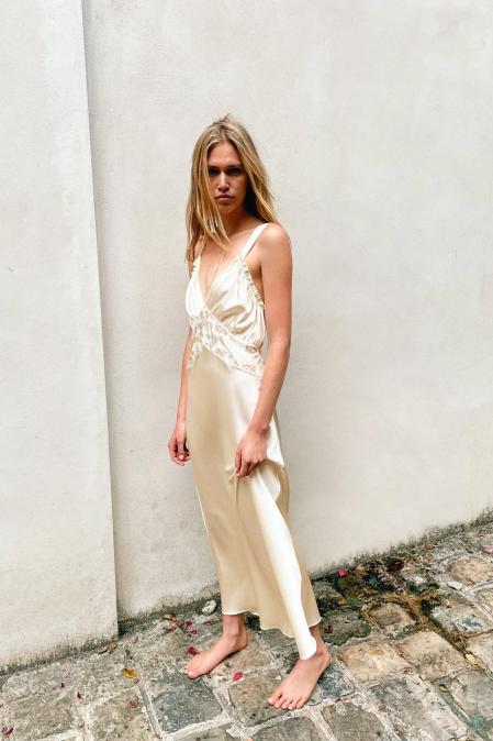 Vestido largo con escote pico y tirantes anchos (99,95 euros)