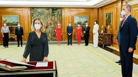 MADRID, 12/07/2021.- La nueva ministra de Transportes, Movilidad y Agenda Urbana, Raquel Sánchez, promete su cargo ante el Rey Felipe VI en un acto celebrado este lunes en el Palacio de La Zarzuela, en Madrid. EFE/Ballesteros POOL