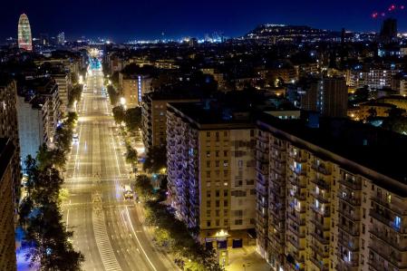 FOTO ALEX GARCIA TOQUE DE QUEDA Y CONFINAMIENTO PERIMETRAL EN BARCELONA POR LA AVINGUDA MERIDIANA A LA ALTURA DE CIUTAT MERIDIANA 2020/11/15