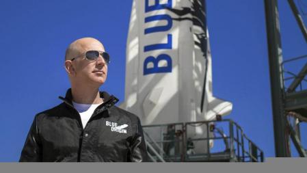 Fotografía sin fecha cedida por Blue Origin donde aparece su fundador Jeff Bezos mientras inspecciona las instalaciones de lanzamiento de New Shepard en el oeste de Texas antes del viaje inaugural del cohete. El multimillonario Richard Branson viajó al espacio el pasado domingo. El próximo martes lo hará Jeff Bezos y Elon Musk no tardará en unirse al grupo. Todos ellos habrán viajado al espacio con la idea de ser los pioneros del turismo interestelar, que esperan que en el futuro sea de masas.