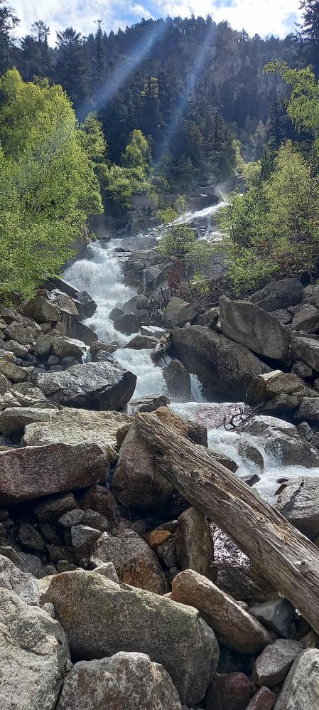 Río rocoso que se encuentra en la ruta hacia el refugio de Besiberri